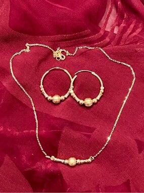Elegant Gold Tone Jewelry Set. 2 pcs